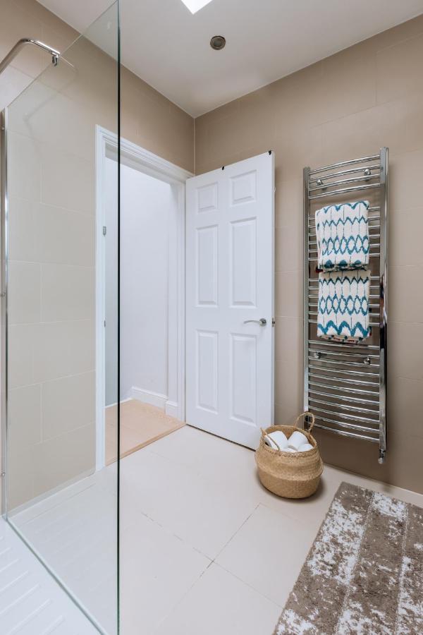 לונדון Luxury And Bright Bedrooms In Queens Park מראה חיצוני תמונה
