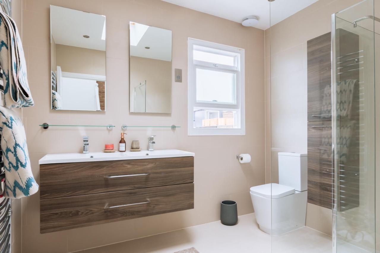 לונדון Luxury And Bright Bedrooms In Queens Park מראה חיצוני תמונה
